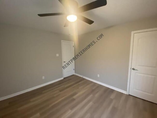 Building Photo - 1311 Lee Mac Dr