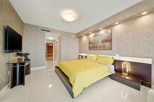 Building Photo - 17875 Collins Ave