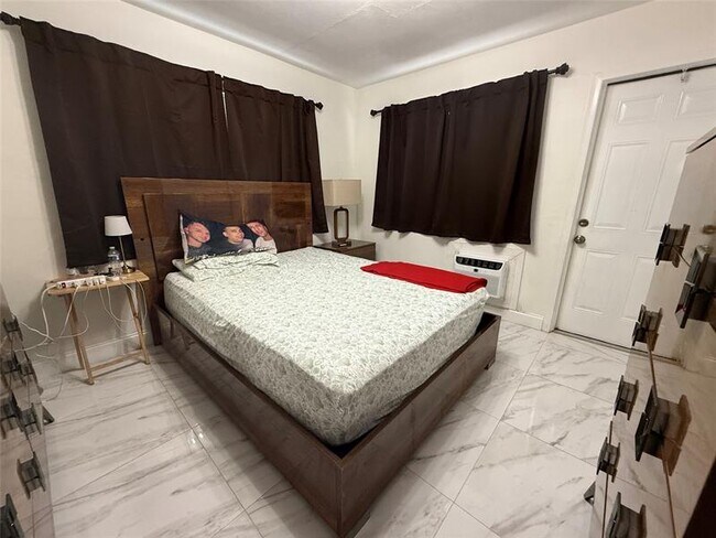 Building Photo - 421 NE 11th St