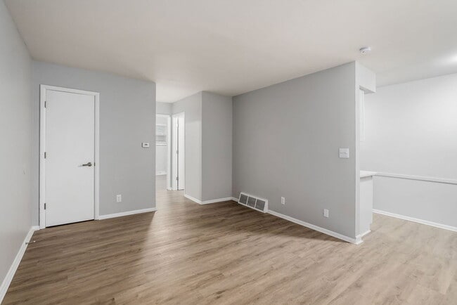 Building Photo - 558 Riverview Dr