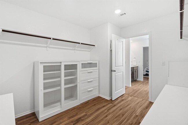 Building Photo - 185 Silver Springs Bend