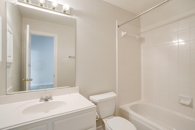 Building Photo - Amazing Town Home in Arlington Heights- We...