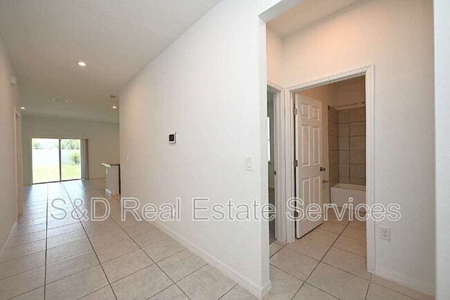 Building Photo - 685 Crown Rose Dr