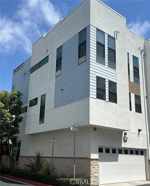 Building Photo - 1688 Topanga