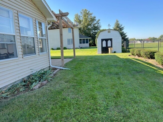 Building Photo - 1602 Meadow Ln