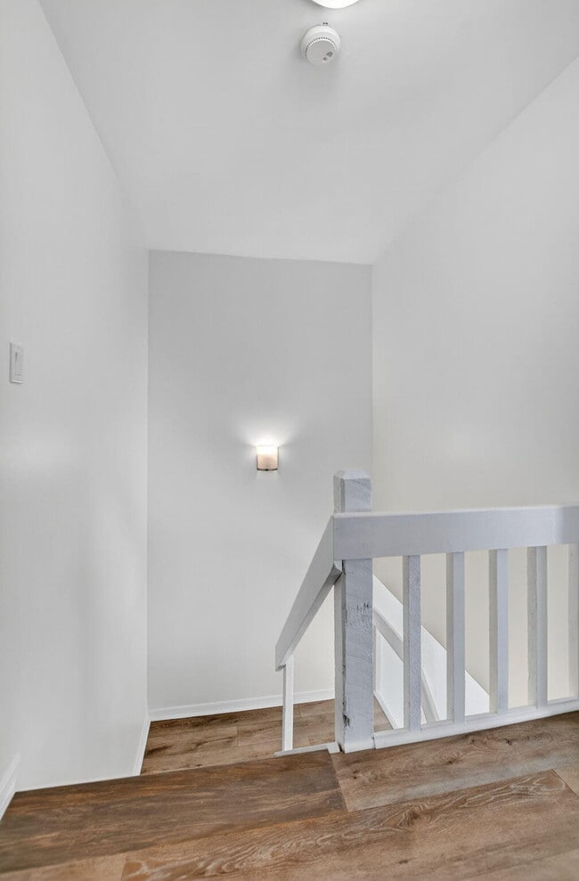 Building Photo - 1010 NE 8th Ave