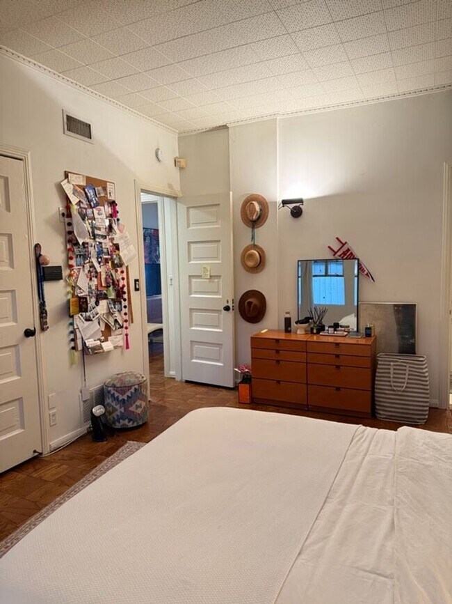 Building Photo - 9080 Shoreham Dr