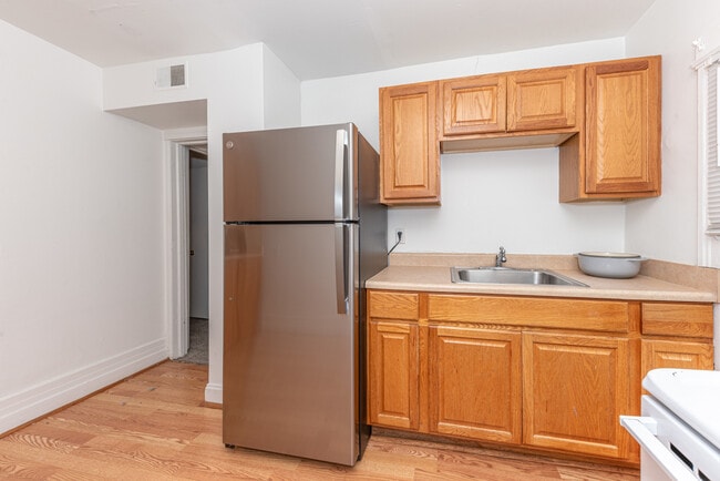 Building Photo - 808 E Ann St