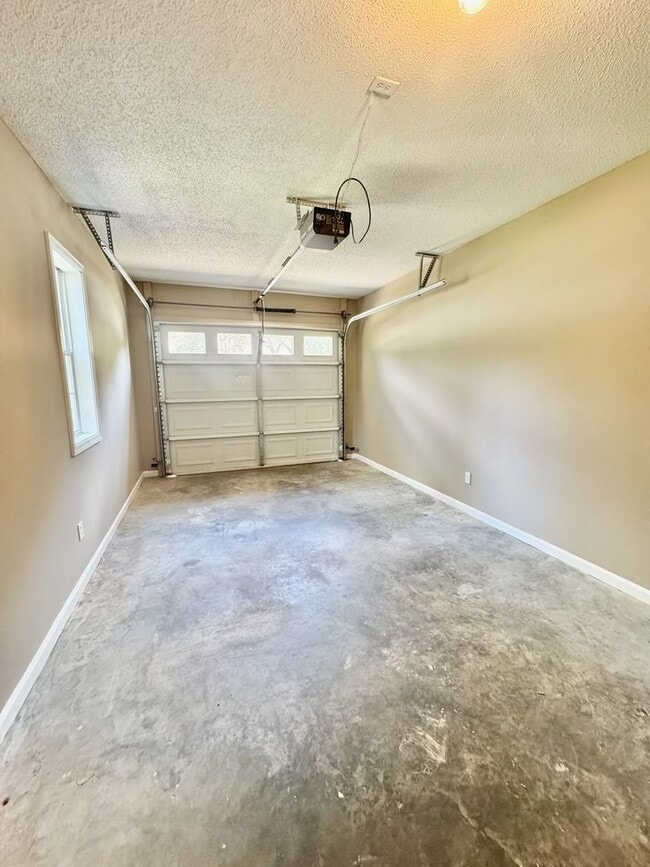 Building Photo - 211 Woodrun Dr