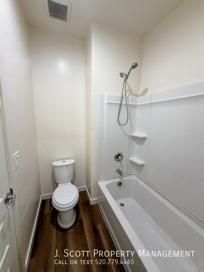 Building Photo - 1270 Carlsbad Dr