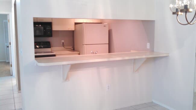 Building Photo - Charming 2 Bedroom 2 Bath Condo (Mirror Lake Condominiums)