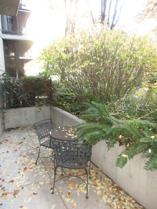 Building Photo - Streetcar Lofts - studio with 1 parking sp...