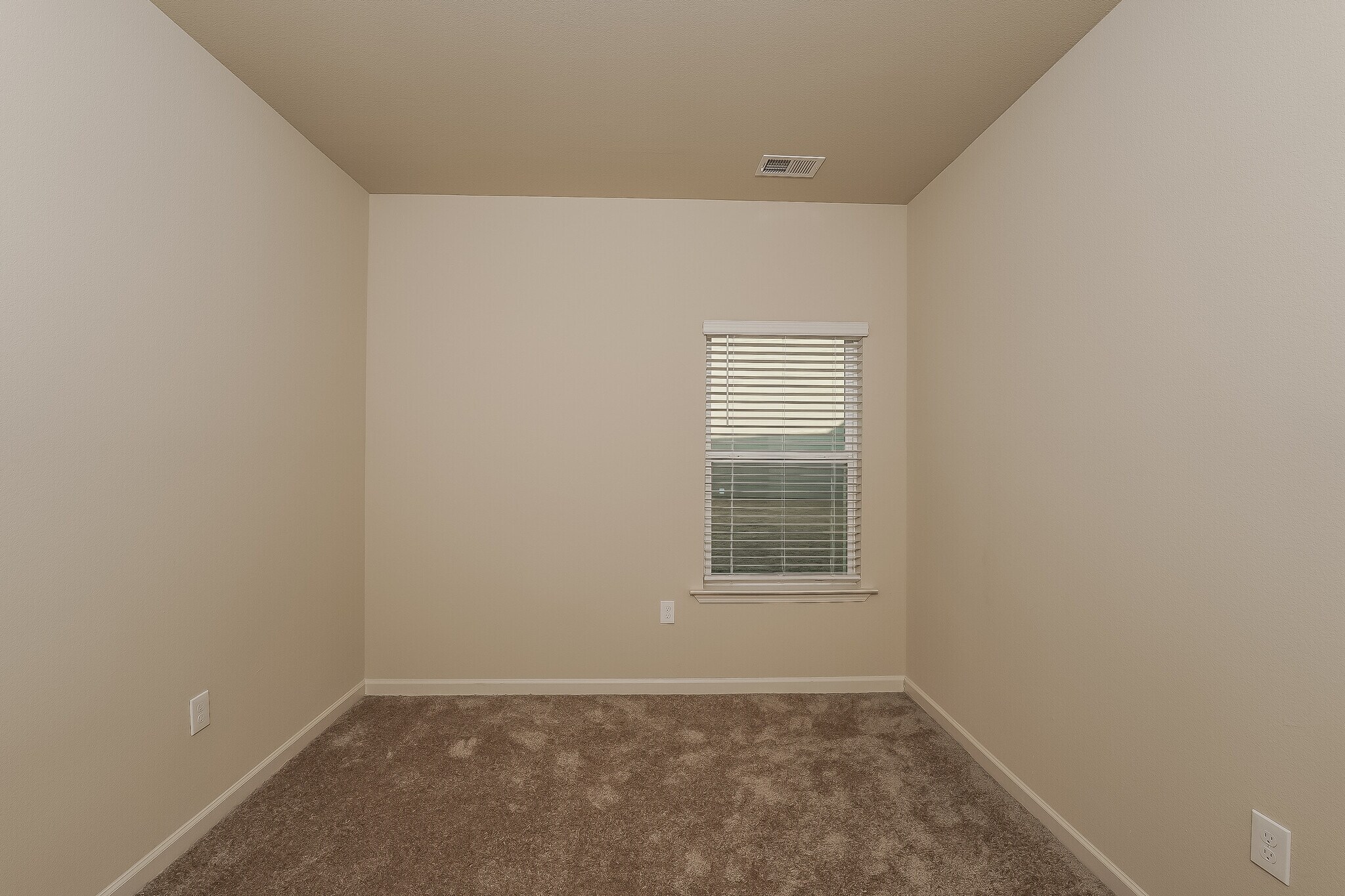 Building Photo - 425 Clover Cir