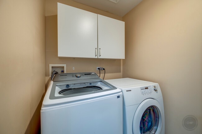 Building Photo - 4055 Blackstone Dr