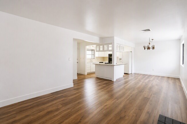 Building Photo - 220 Lilac Ct