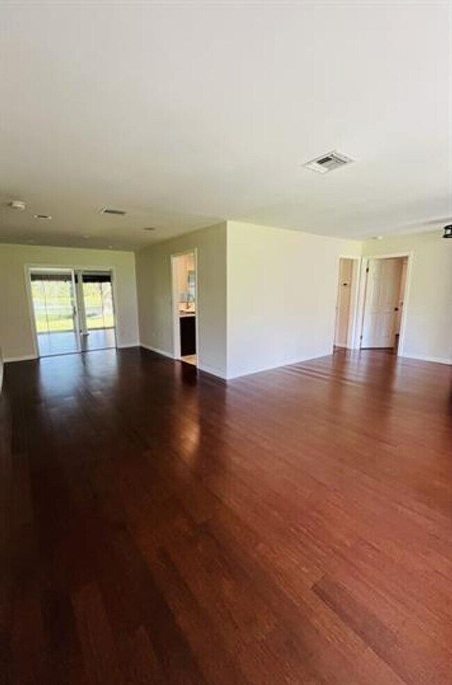 Building Photo - Eustis Lake Front Home with 2 Primary Bedr...
