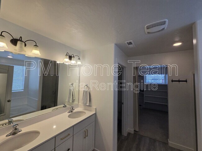Building Photo - 831 4050 W