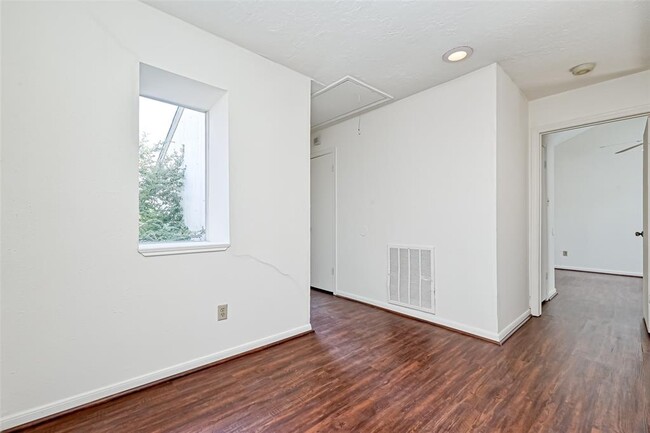 Building Photo - 10725 Boardwalk St