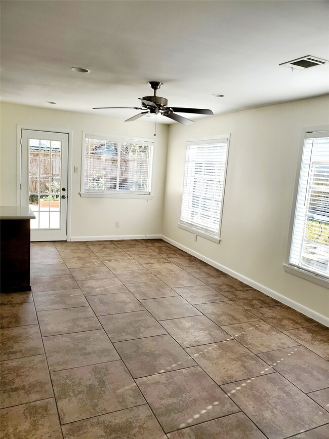 Building Photo - 7953 Ridgeview Dr