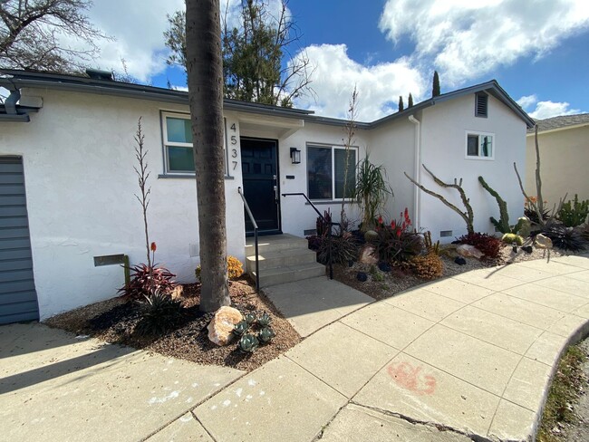 Building Photo - Gorgeous 2 bedroom, 2 bathroom home with P...