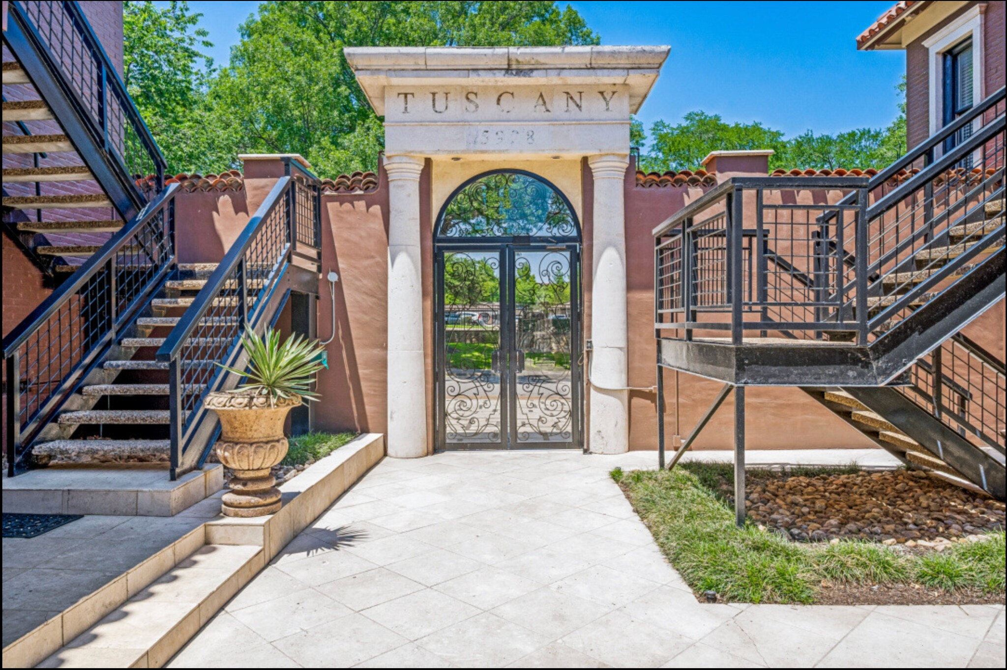 Building Photo - 5930 Sandhurst Ln