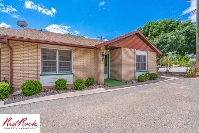 Building Photo - 3 Bedroom End Unit Home in Downtown St. George