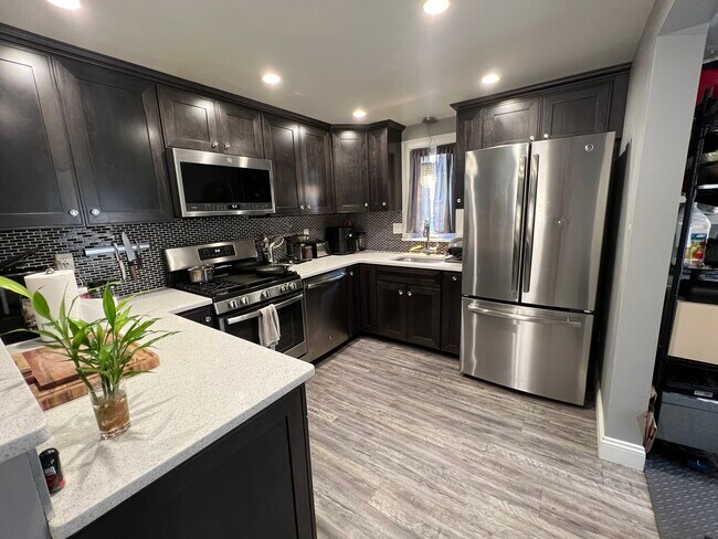 Building Photo - 410 Pequot Ave