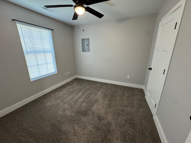 Building Photo - Gorgeous, 3-bedroom Upstairs apartment wit...