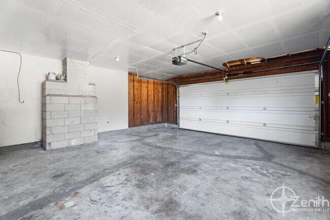 Building Photo - 805 NE 122nd Ave