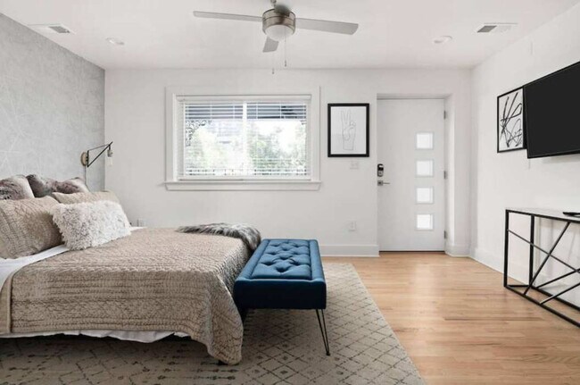 Building Photo - 1136 Crescent Ave NE