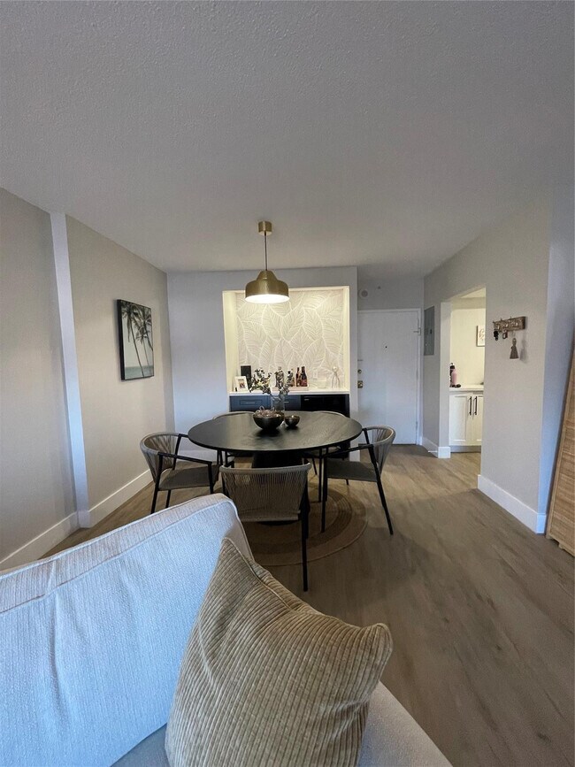 Building Photo - 400 Kings Point Dr