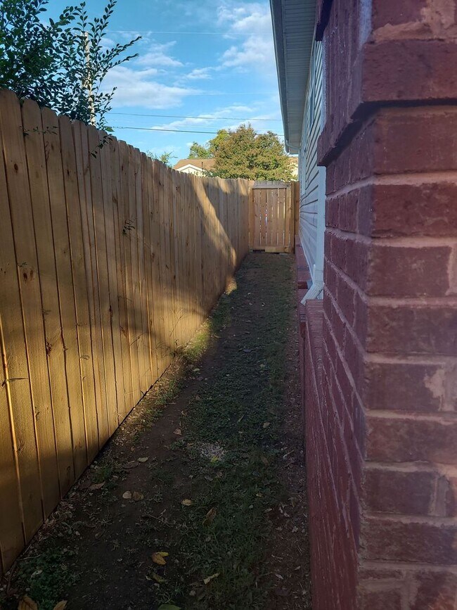 Building Photo - Newly Available 3 Bedroom 2 Bathroom in Do...