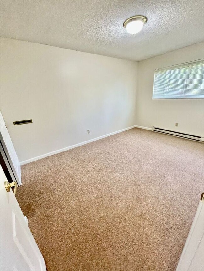Building Photo - 2135 SE Nehalem St