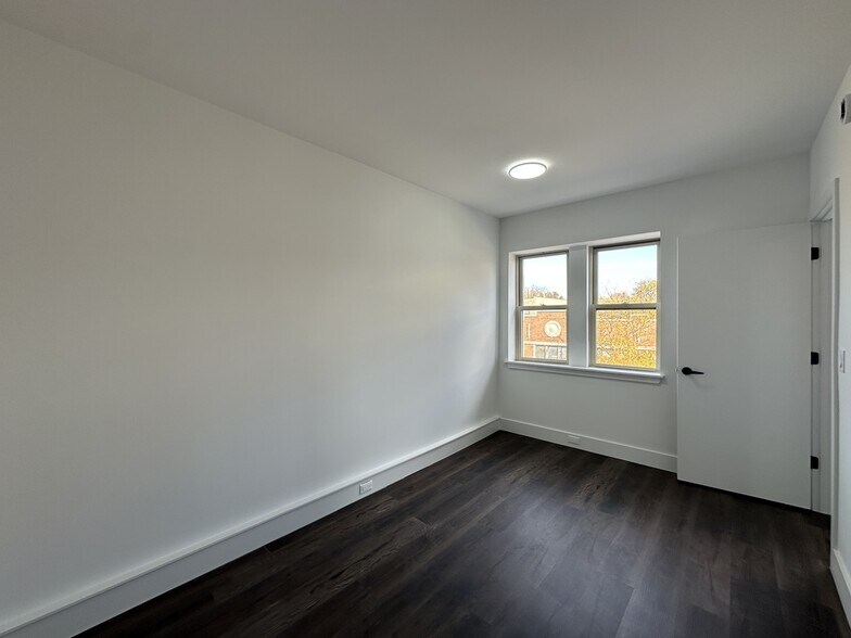 Building Photo - 1553 W Hollywood Ave