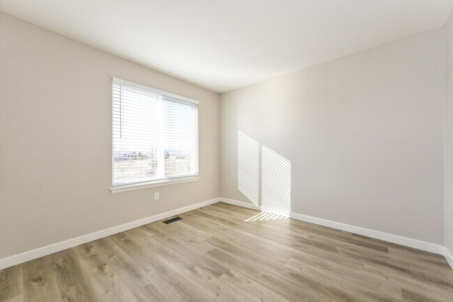 Building Photo - 981 Conifer Ct