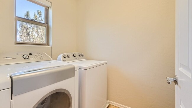 Building Photo - 348 Hanbury Manor Ln