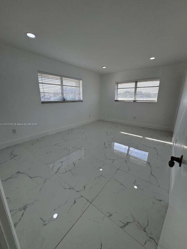 Building Photo - 15201 NE 6th Ave