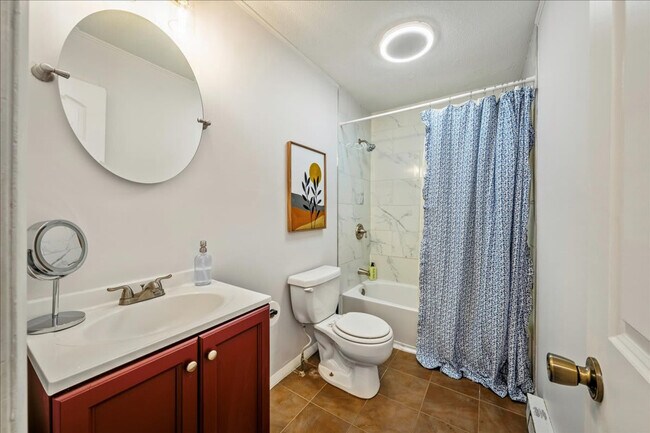 Building Photo - 1825 Jennifer Dr