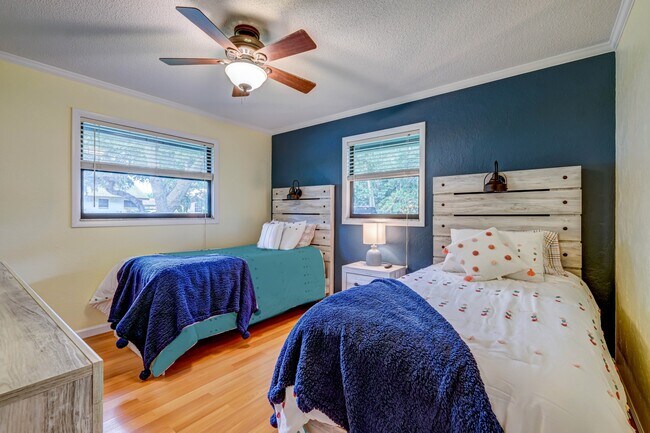 Building Photo - 2239 Wells Ave