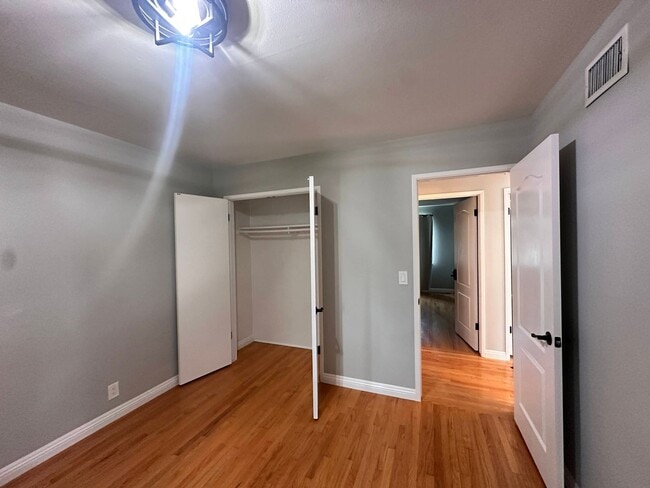 Building Photo - Beautiful 3BR/2BA Home with Large Backyard...