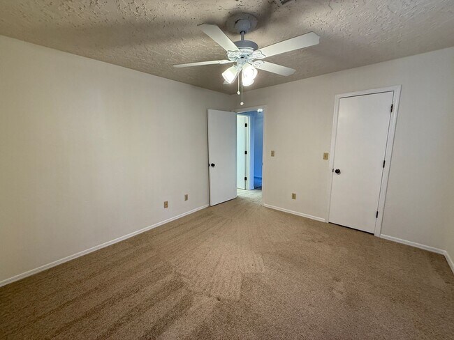 Building Photo - 2 bed 2 bath Duplex in with Large Living Room.