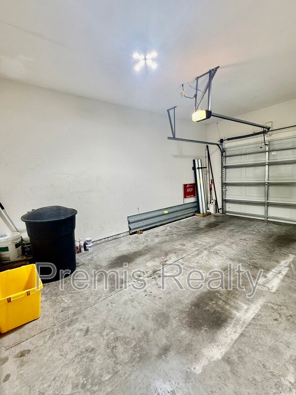 Building Photo - 2043 Strathmill Dr