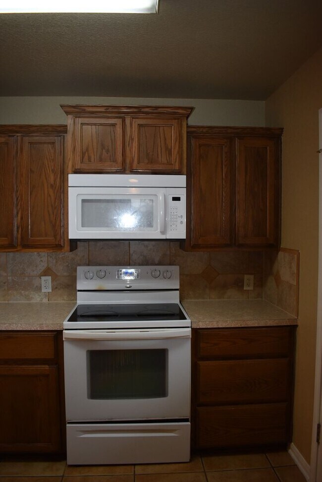 Building Photo - 1600 Nicholas Cir