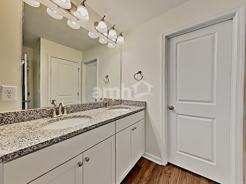 Building Photo - 561 Camp dr