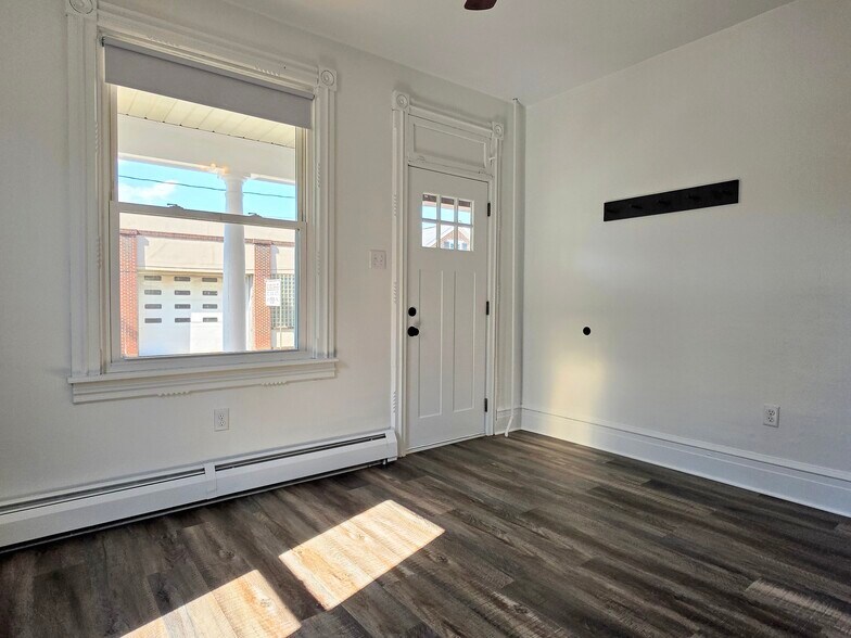 Building Photo - 4 E Muth Ave