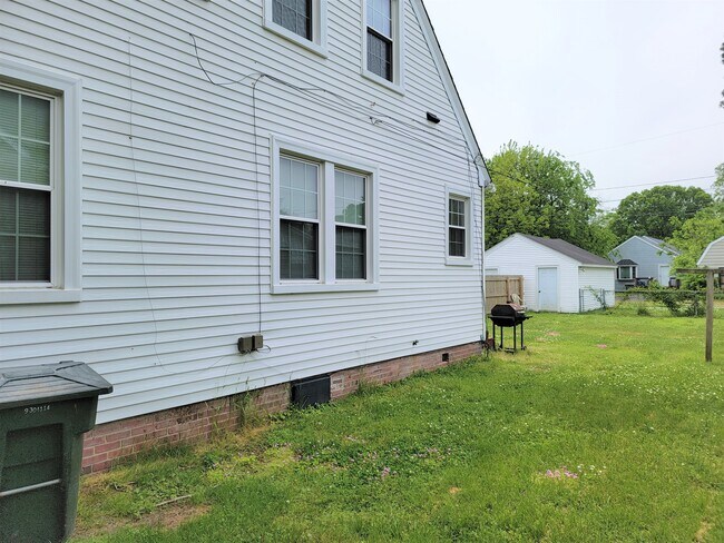 Building Photo - 69 Greenbriar Ave