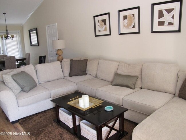 Building Photo - Charming 2 Bedroom Home