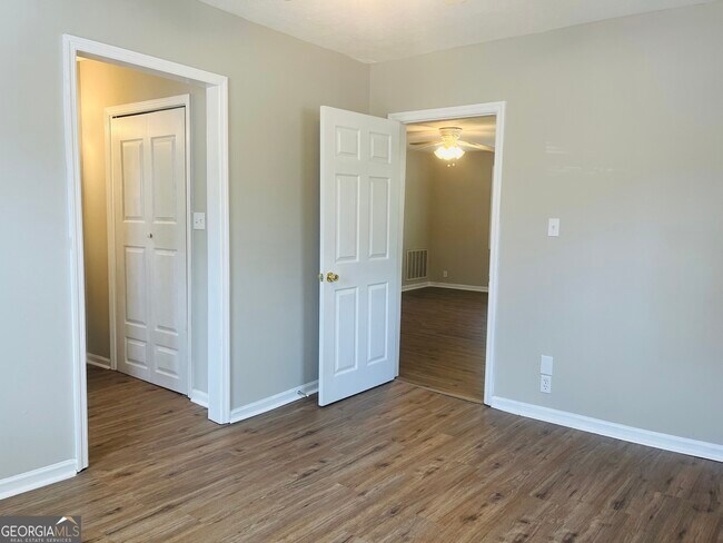 Building Photo - 900 Park Ave