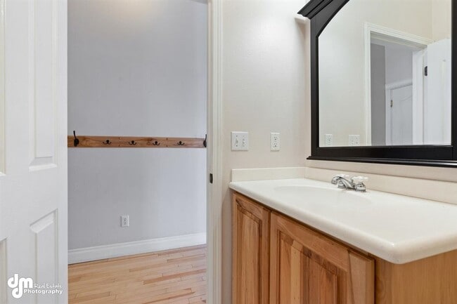 Building Photo - Gorgeous Palmer Home!