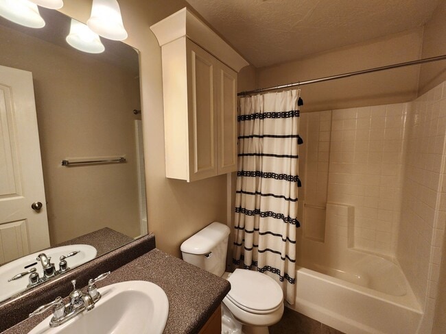 Building Photo - ELF PRICED! 3 bd. 2.5 bath Luxury Townhome!